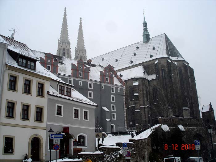 Blick zum Waidhaus vor der St. Peter und Paul Kirche